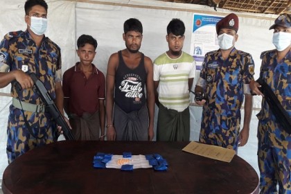 টেকনাফে ইয়াবাসহ তিন রোহিঙ্গা আটক