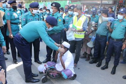 রাজশাহীতে নগর পুলিশের মাস্ক বিতরণ