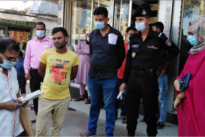 বরিশালে মাস্ক না পরায় ১১ পথচারীকে জরিমানা