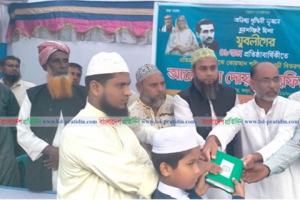 যুবলীগের প্রতিষ্ঠাবার্ষিকী উপলক্ষে কোরআন শরীফ ও পাগড়ী বিতরণ