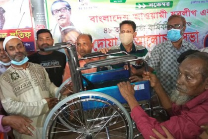 নালিতাবাড়ীতে যুবলীগের প্রতিষ্ঠাবার্ষিকী উপলক্ষে হুইল চেয়ার বিতরণ
