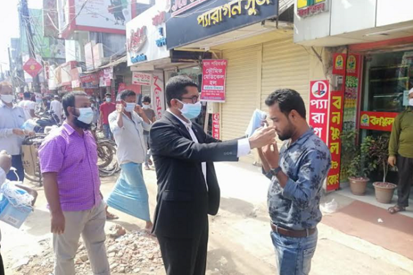 নোয়াখালীতে করোনা মোকাবেলায় ভ্রাম্যমাণ আদালত পরিচালনা