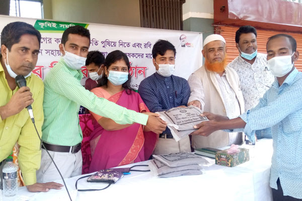 নালিতাবাড়ীতে কৃষকদের মাঝে সরিষা বীজ ও সার বিতরণ