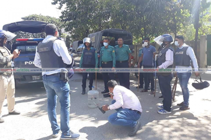 আব্দুল্লাহপুরে ভোট কেন্দ্রের সামনে ককটেল বিস্ফোরণ 