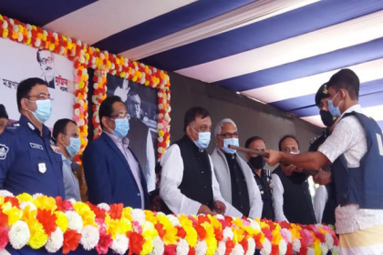 স্বরাষ্ট্রমন্ত্রীর উপস্থিতিতে বাঁশখালীতে ৩৪ জলদস্যুর আত্মসমর্পণ