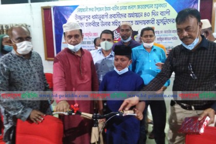 মসজিদে নিয়মিত নামাজ আদায় করে পুরস্কার পেল ৭ শিশু