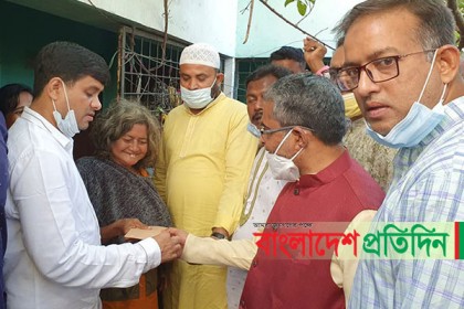 পত্রিকা বিক্রেতা সেই খুকির পাশে আওয়ামী লীগ নেতা