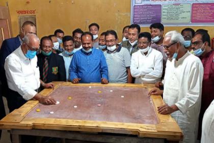 ক্যারাম খেলার সুযোগ ছাড়লেন না কেসিসি মেয়র 