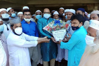 ধুনট মডেল মসজিদের নির্মাণ কাজ পরিদর্শনে ইফার ডিজি