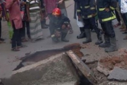 রাজধানীতে হঠাৎ বিস্ফোরণে উড়ে গেল ৫ ম্যানহোল