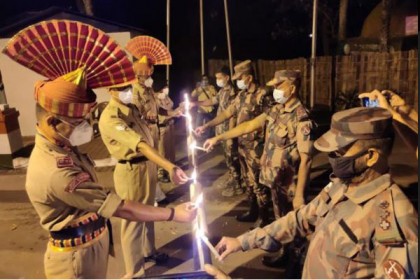 আখাউড়া সীমান্তে বিজিবি-বিএসএফ’র প্রদীপ প্রজ্জ্বলন