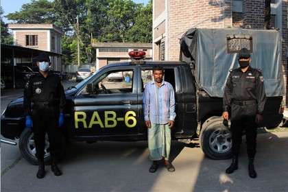 চুয়াডাঙ্গায় ফেনসিডিলসহ মাদক ব্যবসায়ী আটক