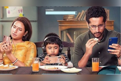 সন্তানকে খুশি রাখতে মোবাইল দিয়ে ভীষণ বিপদে মা-বাবা