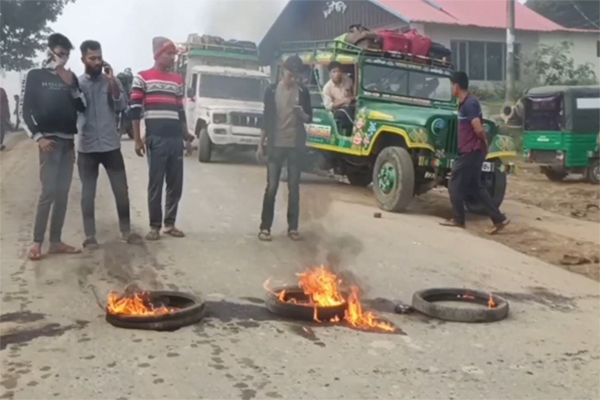 দিঘীনালায় ছাত্রলীগের পদবঞ্চিতদের সড়ক অবরোধ, যানবাহন ভাঙচুর