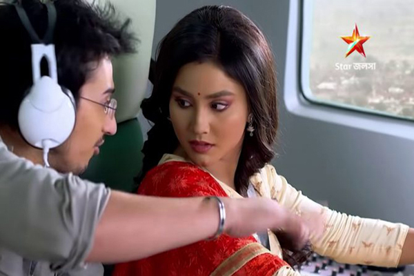 কলকাতার সিরিয়ালেই সম্ভব, অভিজ্ঞতা ছাড়াই প্লেন চালাল তিতলি! (ভিডিও)