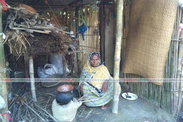 ঝুপড়িতে থেকেও প্রধানমন্ত্রীর আশ্রয়ণ প্রকল্পে ৮০ শতাংশ জমি দান করলেন বৃদ্ধা
