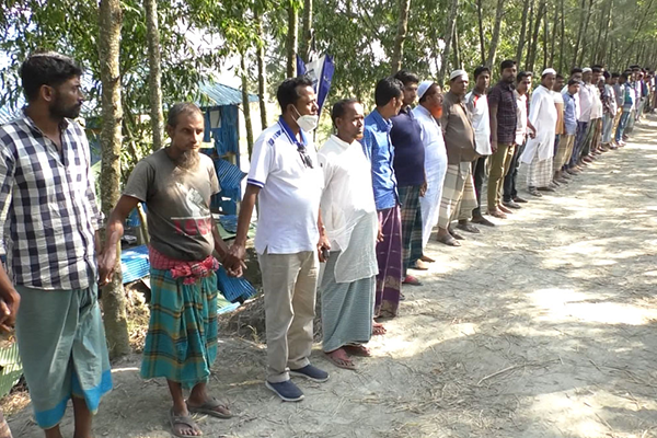 সোনাগাজীতে ইউএনও এবং এসিল্যান্ডের বিরুদ্ধে মানববন্ধন
