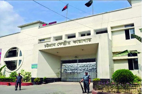 এ যেন বাস্তবে ‘আয়নাবাজি’, আজাদ হয়ে জেল খাটছেন রকি!