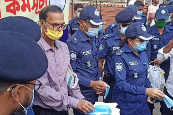 নেত্রকোনায় পথচারীদের মাঝে মাস্ক বিতরণ

