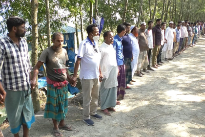 সোনাগাজীতে ইউএনও এবং এসিল্যান্ডের বিরুদ্ধে মানববন্ধন