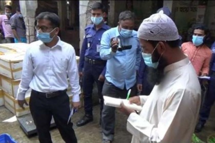 নাটোরে মাস্ক না পরায় ৮ জনের জরিমানা