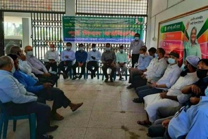 নাটোরে দ্বিতীয় দিনেও কর্মচারীদের আন্দোলন চলছে