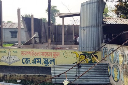 গাজীপুরে দুর্বৃত্তের দেওয়া আগুনে পুড়ে গেল স্কুল