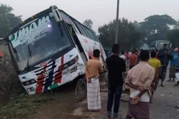 নিয়ন্ত্রণ হারিয়ে ভ্যান গাড়ির উপর উঠে গেল বাস, চালক নিহত