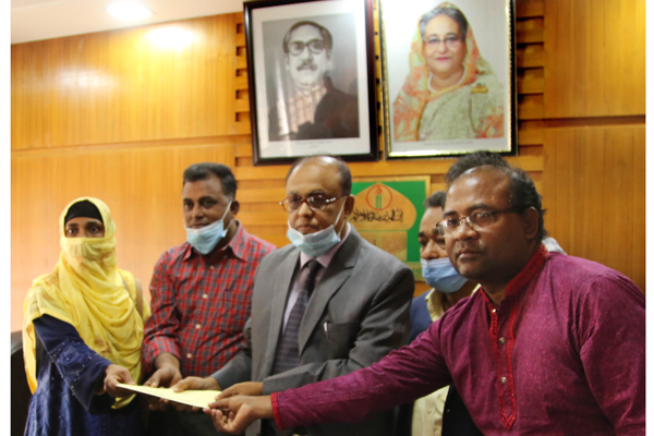 প্রয়াত কর্মকর্তার পরিবারের পাশে ইবি কর্মকর্তা সমিতি