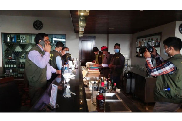 হোটেল লেকশোরে ভ্যাট গোয়েন্দার অভিযান; বিপুল পরিমাণ অবৈধ মদ জব্দ