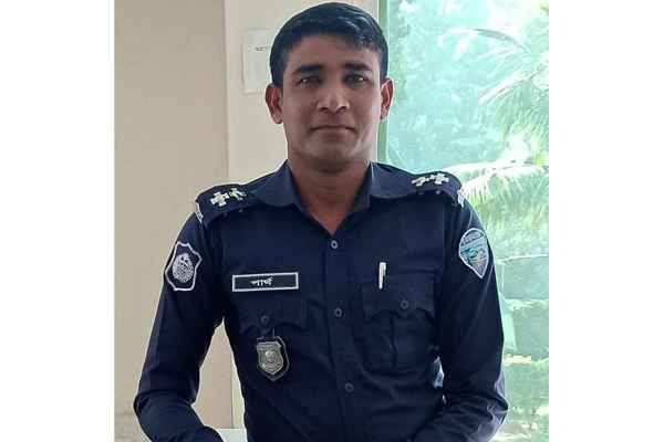 খাগড়াছড়িতে মাইক্রোবাসের ধাক্কায় পুলিশ কর্মকর্তা নিহত