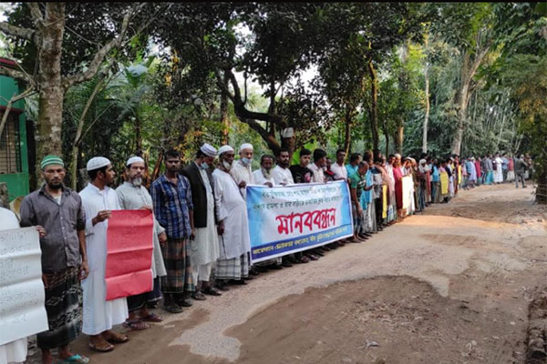 শিবপুরে মুক্তিযোদ্ধার বাড়িতে হামলার প্রতিবাদে মানববন্ধন