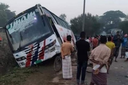 নিয়ন্ত্রণ হারিয়ে ভ্যান গাড়ির উপর উঠে গেল বাস, চালক নিহত