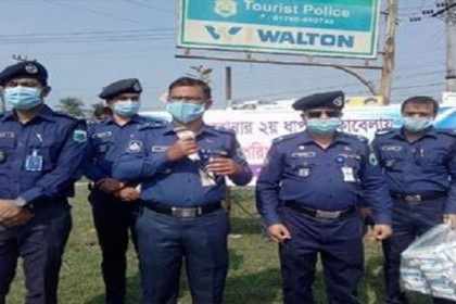 নাটোর জেলা পুলিশের ‘নো মাস্ক নো এন্ট্রি’ কর্মসূচি শুরু