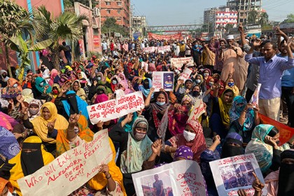 আশুলিয়ায় বকেয়া বেতনের দাবিতে শ্রমিকদের বিক্ষোভ