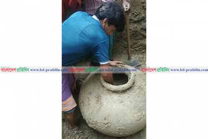 রাধার ভিটা কবরস্থানে মিলল কলস, এলাকায় কৌতুহল