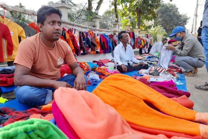 ঠাকুরগাঁওয়ে জমে উঠেছে শীতবস্ত্র বেচাকেনা
