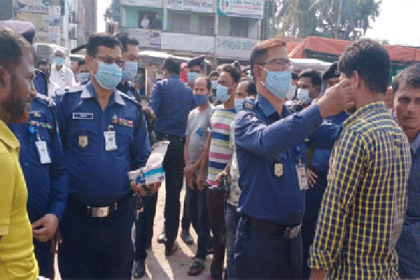 নাটোরে মাস্ক না পরায় ৪০ জন আটক