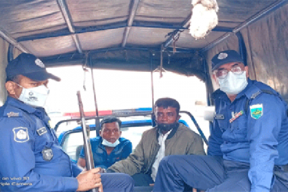 নাটোরে ছিনতাইয়ের সময় দুই যুবক আটক