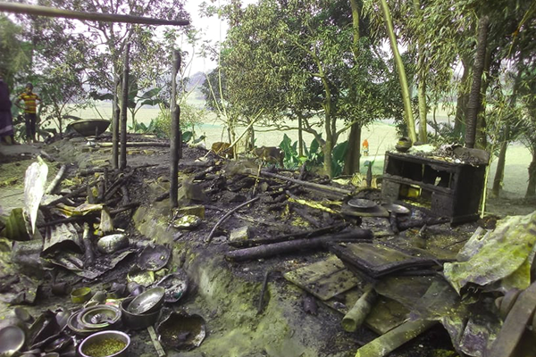 শৈলকুপায় আগুনে বসতবাড়ি পুড়ে ছাই