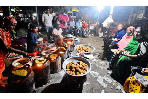 বগুড়ায় শীতের শুরুতেই জমে 
উঠেছে পিঠার দোকান