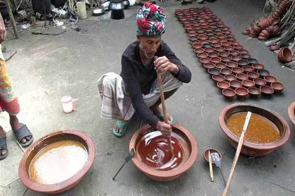 শীতের শুরুতে খেজুরের গুড় তৈরির ধুম!
