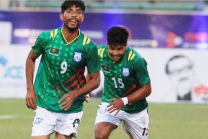 শেষ মুহূর্তে কাতার যাওয়া হল না জীবনের