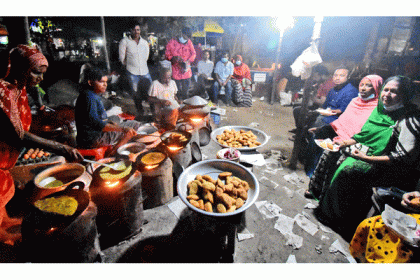 বগুড়ায় শীতের শুরুতেই জমে 
উঠেছে পিঠার দোকান
