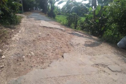 খানাখন্দে ভরা রাজনগর-বালাগঞ্জ সড়ক, চরম ভোগান্তি