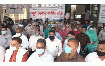 বরিশালে কালেক্টরেট সহকারীদের পঞ্চম দিনের কর্মবিরিত পালন 