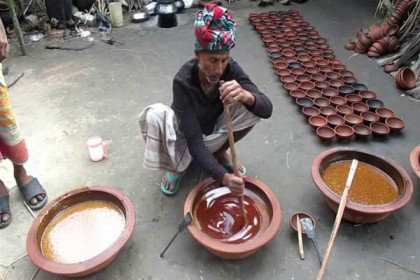 শীতের শুরুতে খেজুরের গুড় তৈরির ধুম!