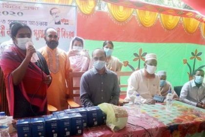 গোপালগঞ্জে শিক্ষার্থীদের মাঝে মাস্ক ও হ্যান্ড স্যানিটাইজার বিতরণ