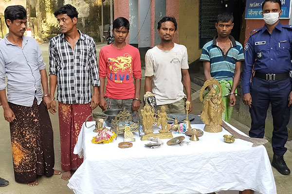 নবীনগরের মন্দিরে চুরি হওয়া ৮ মূর্তি উদ্ধার, আটক ৫