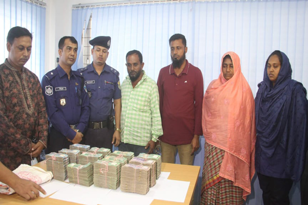 কক্সবাজারে লুট হওয়া সাড়ে ৫৬ লাখ টাকাসহ ৩ জন আটক